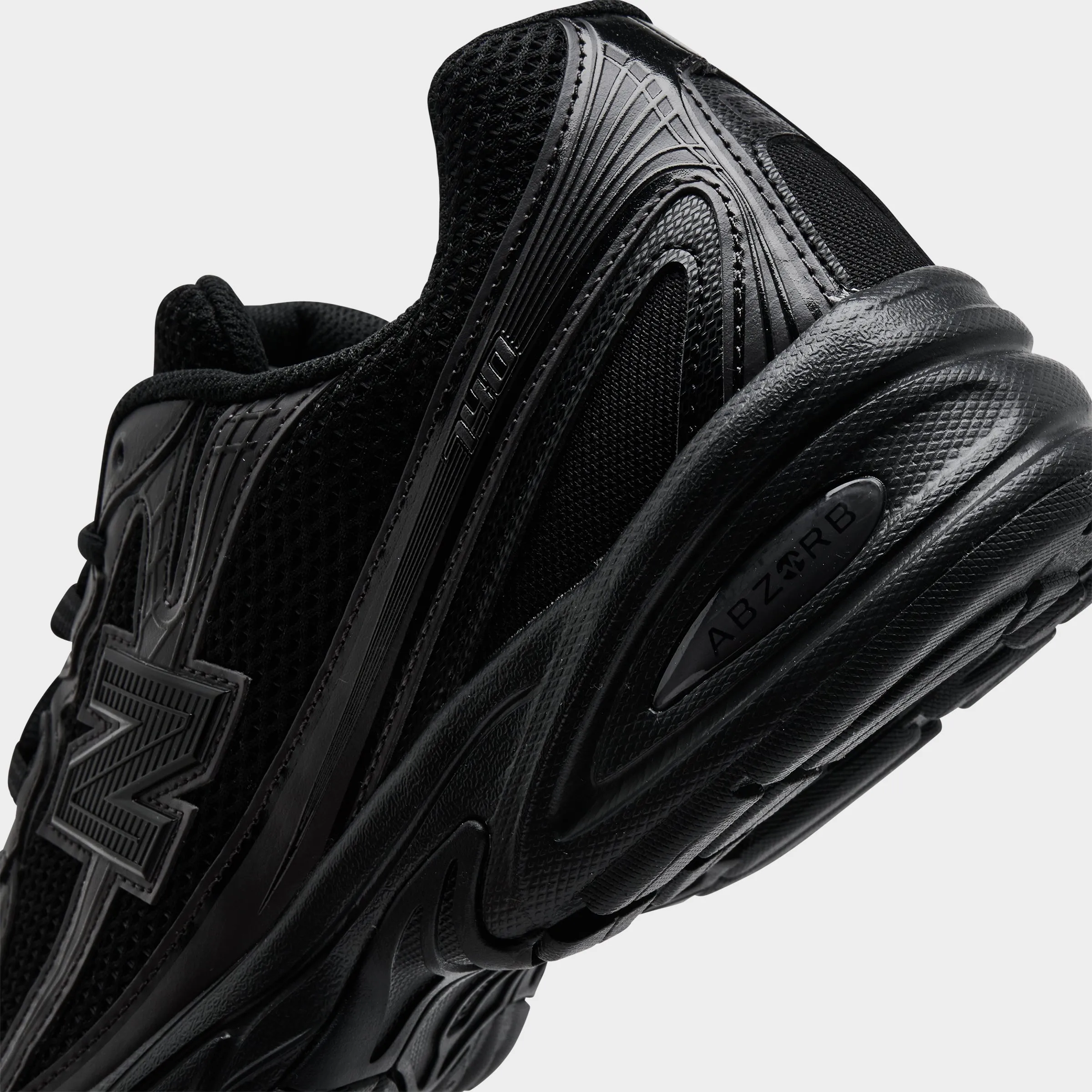 Crosswalk Use New Balance 740 Black / Black