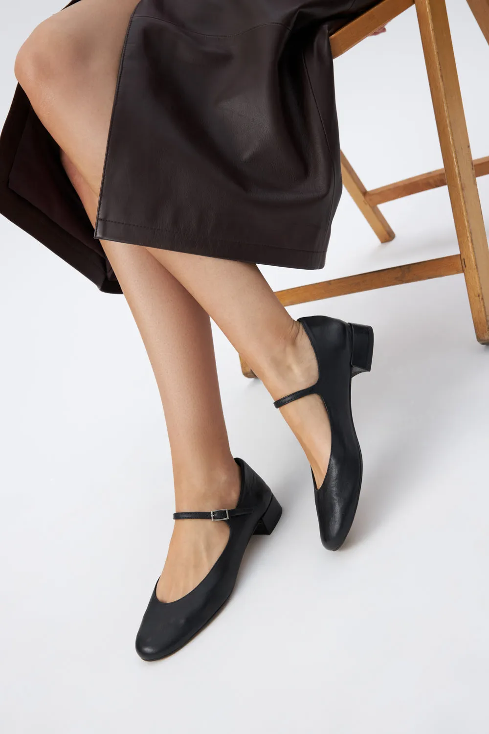 Emilia Mary Janes in Black Leather Convenient waterproof
