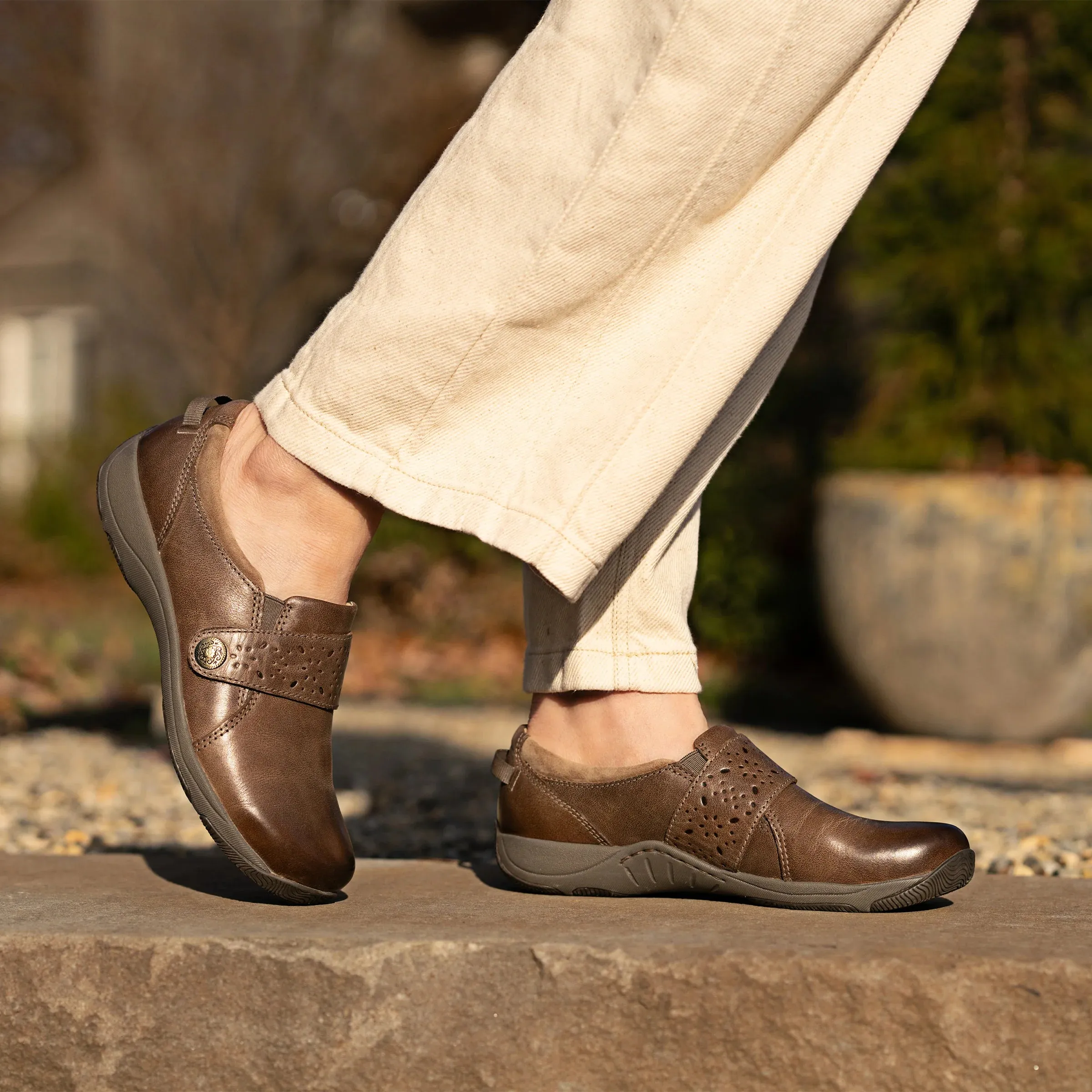 DANSKO SALLIE - STONE TAN Event Mode Curve Hug