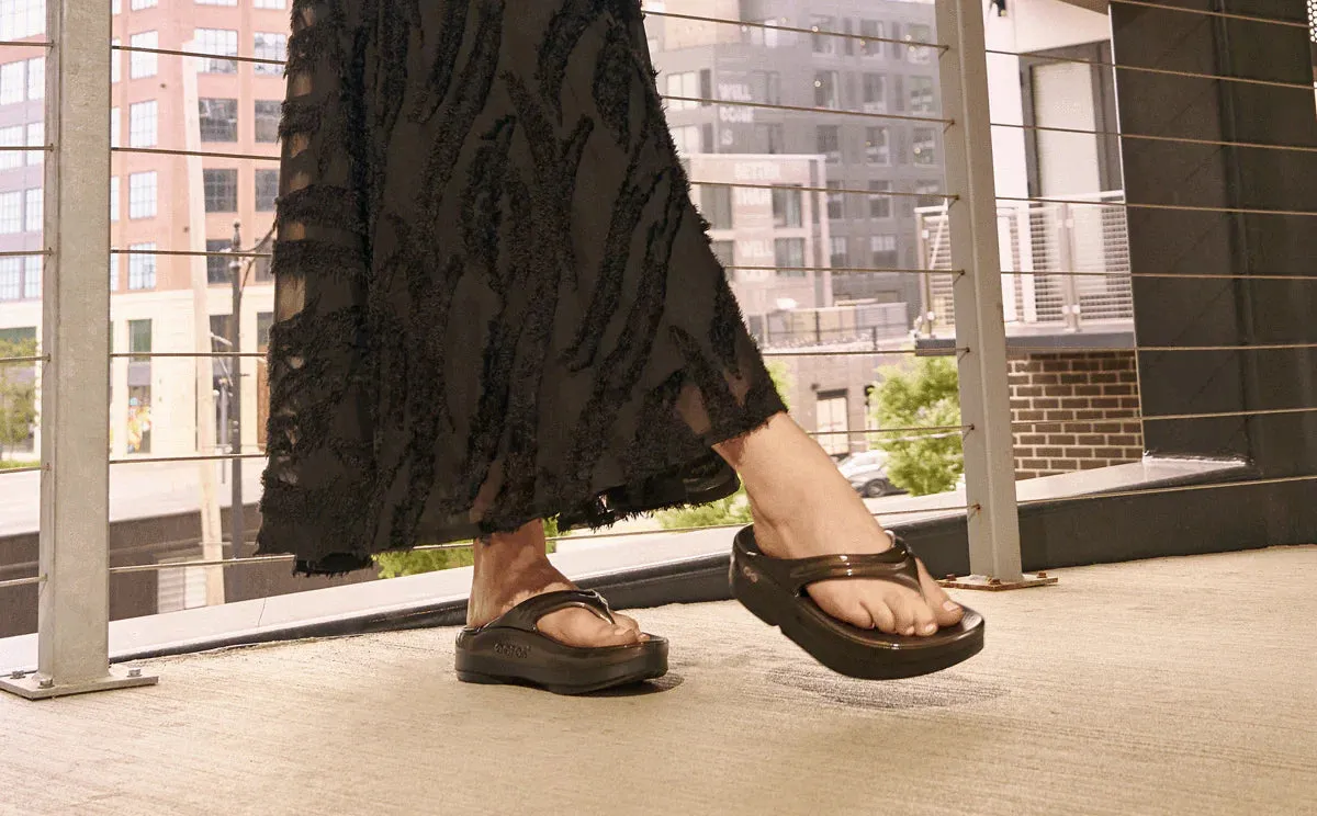 OOFOS OOMEGA OOLALA STACKED SANDAL - TITANIUM MIRROR Family Time