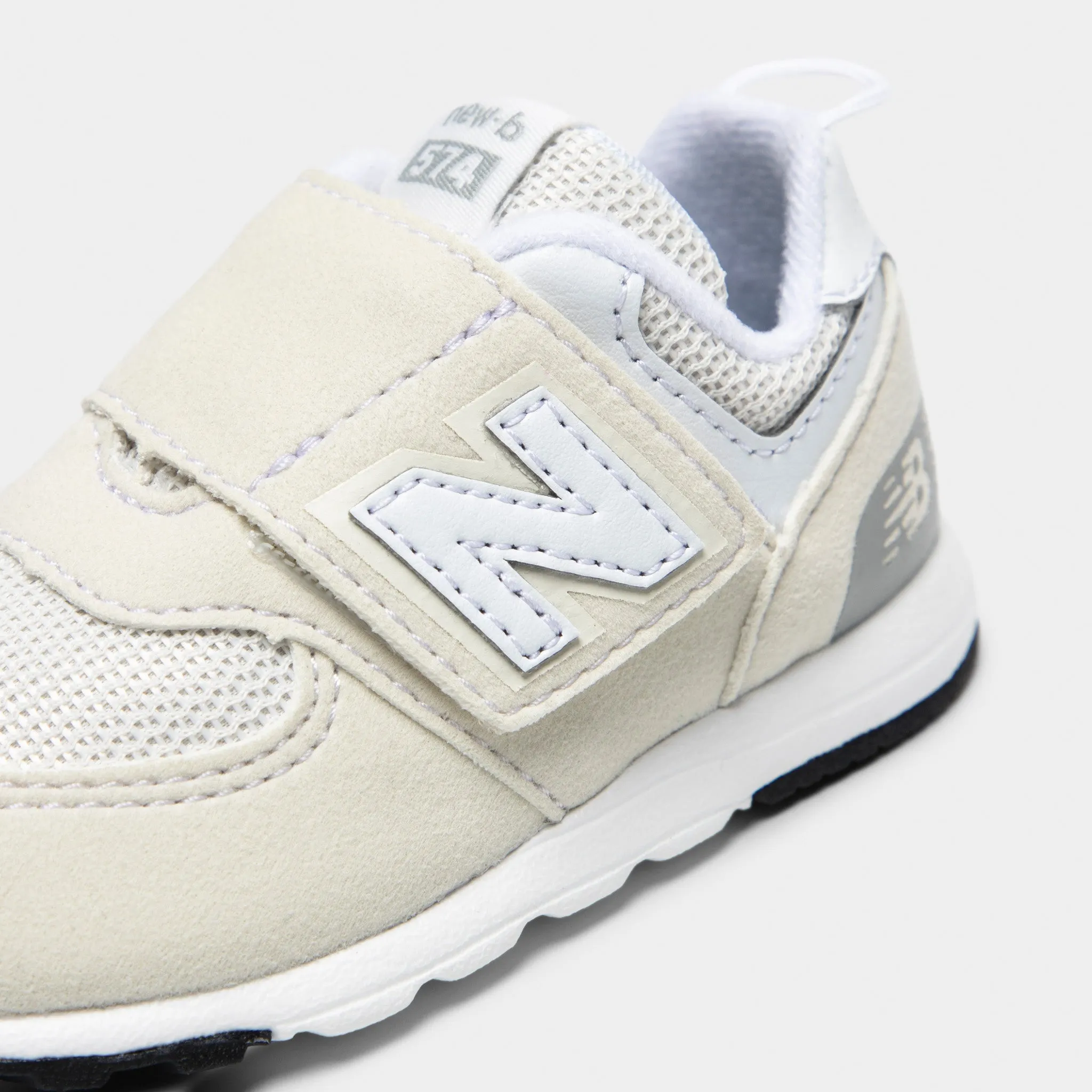 Cushioned look serious hikers' equipment New Balance Infants' 574 Nimbus Cloud / White