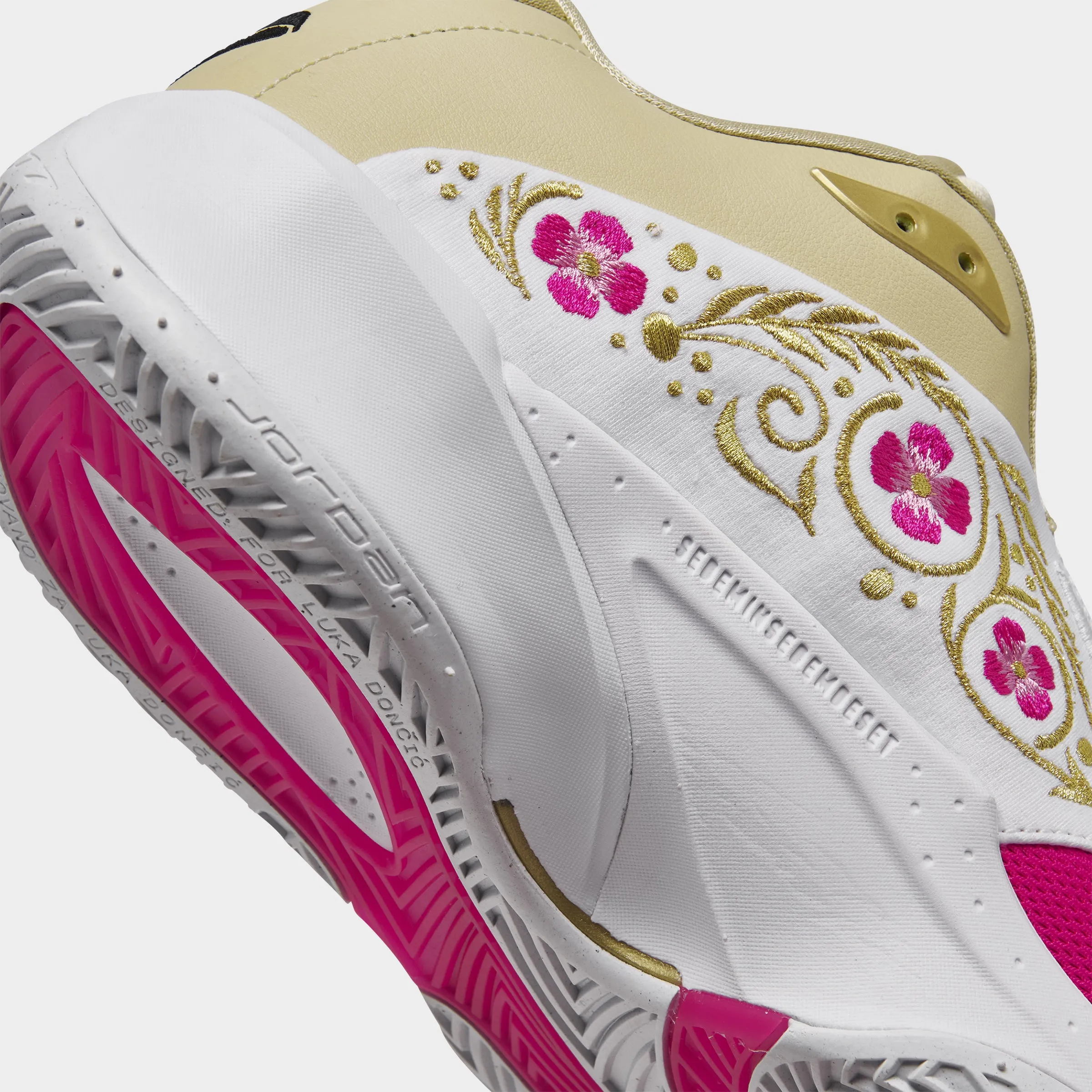 Ergonomic Heel Design Grounded Foot Chassis Jordan Luka 3 SE White / Black - Team Gold
