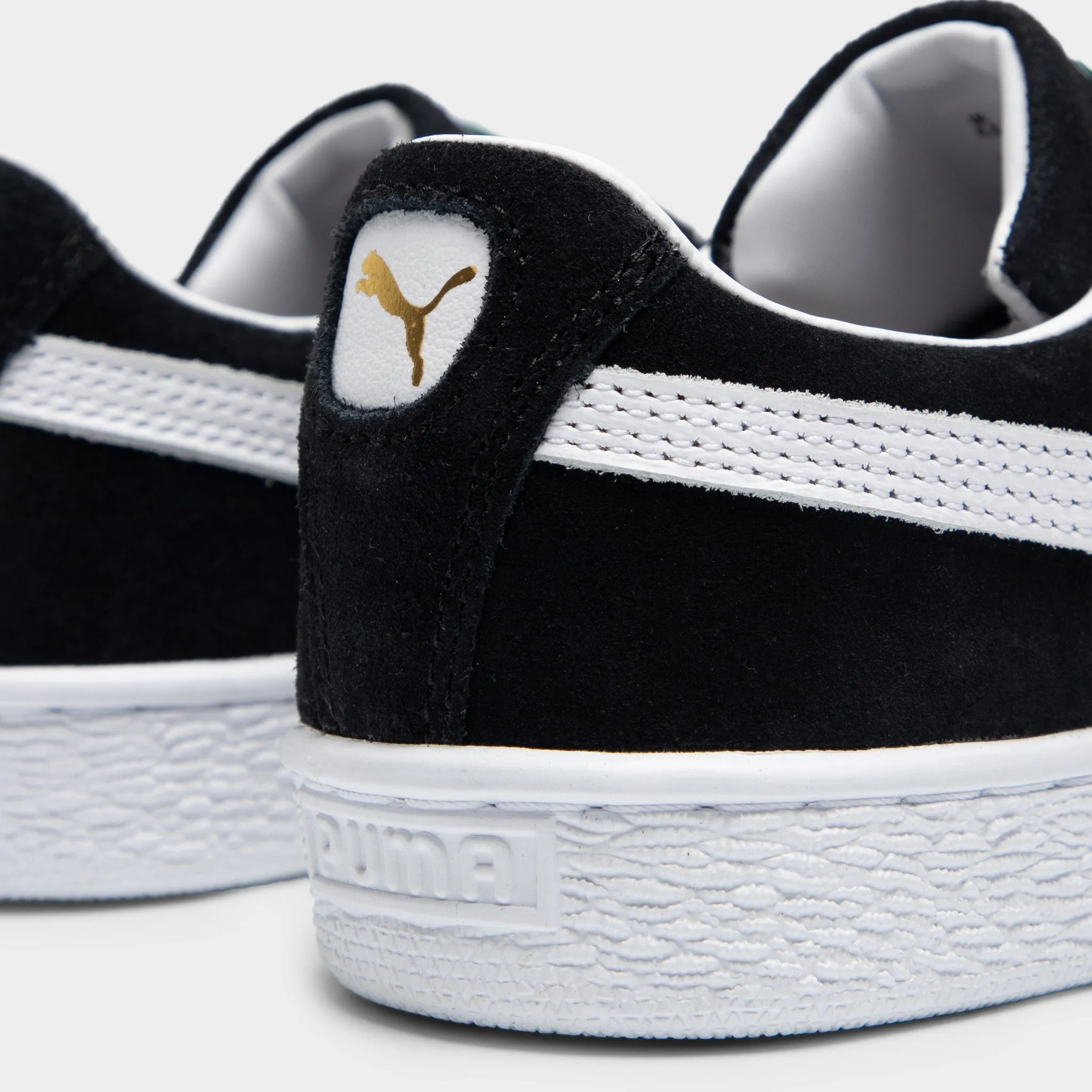 PUMA Women's Suede Classic XXI Black / White sensible
