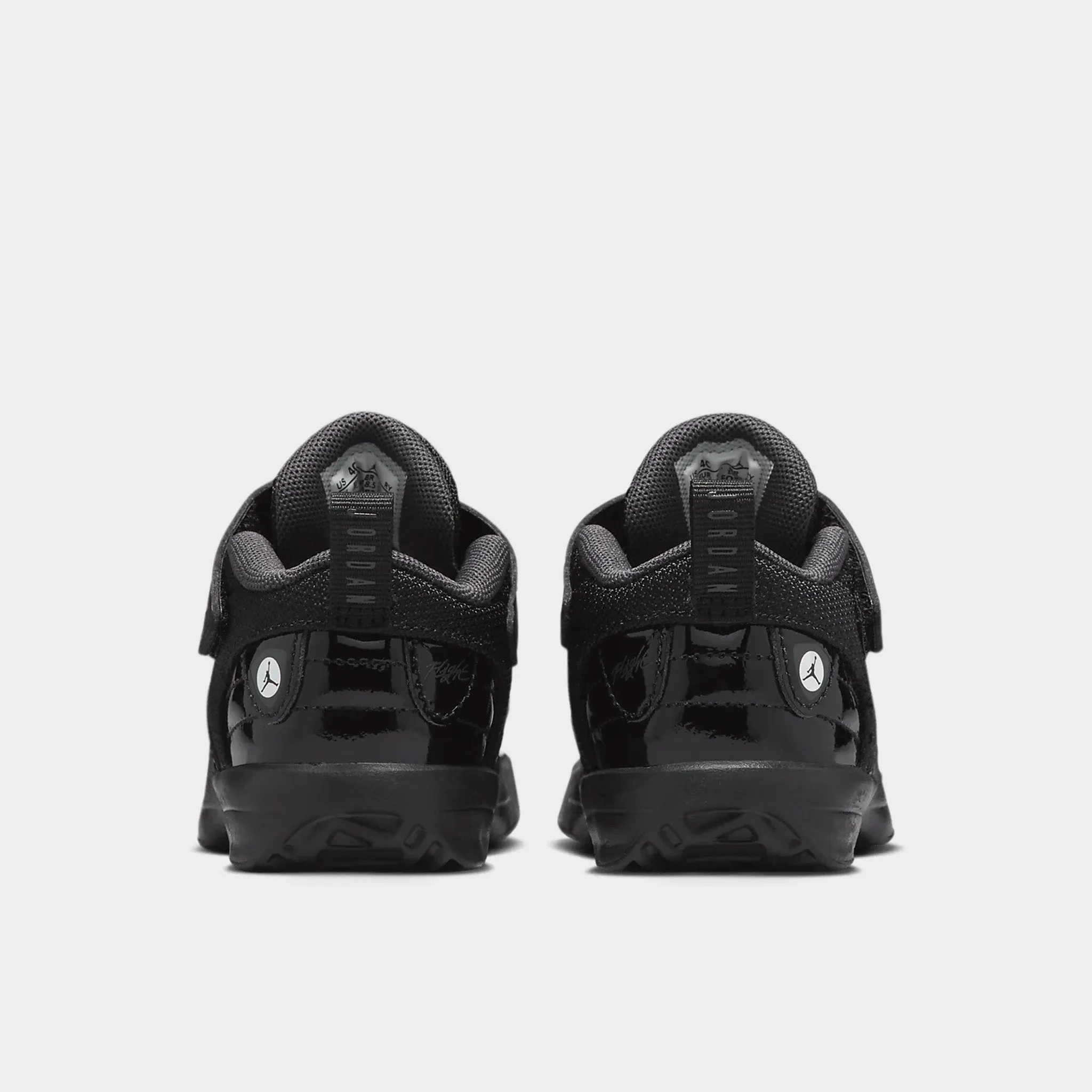 Jordan Max Aura 6 TD Black / Black Road grip