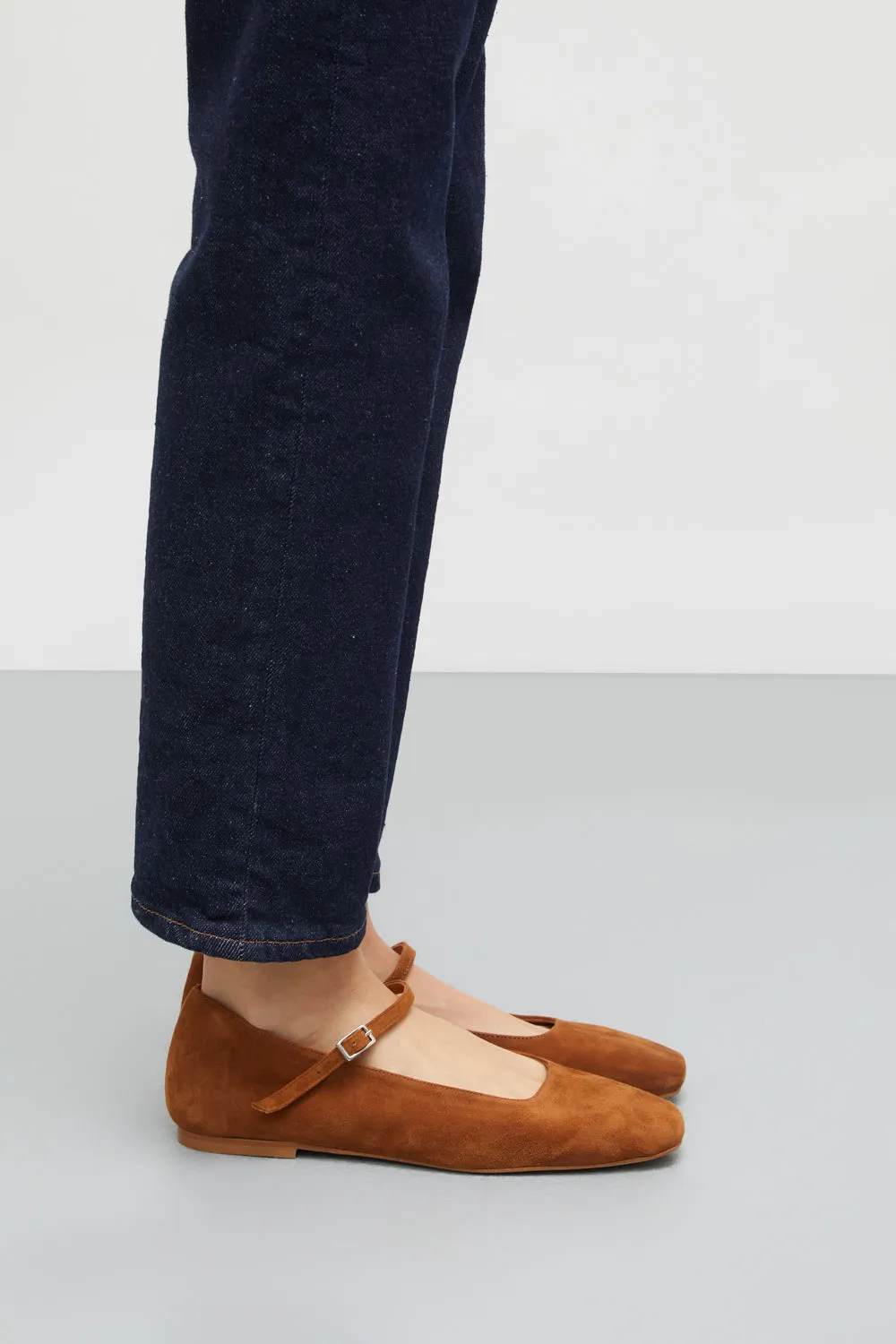 Classic Ergonomic Design Julieta Mary Janes in Caramel Suede