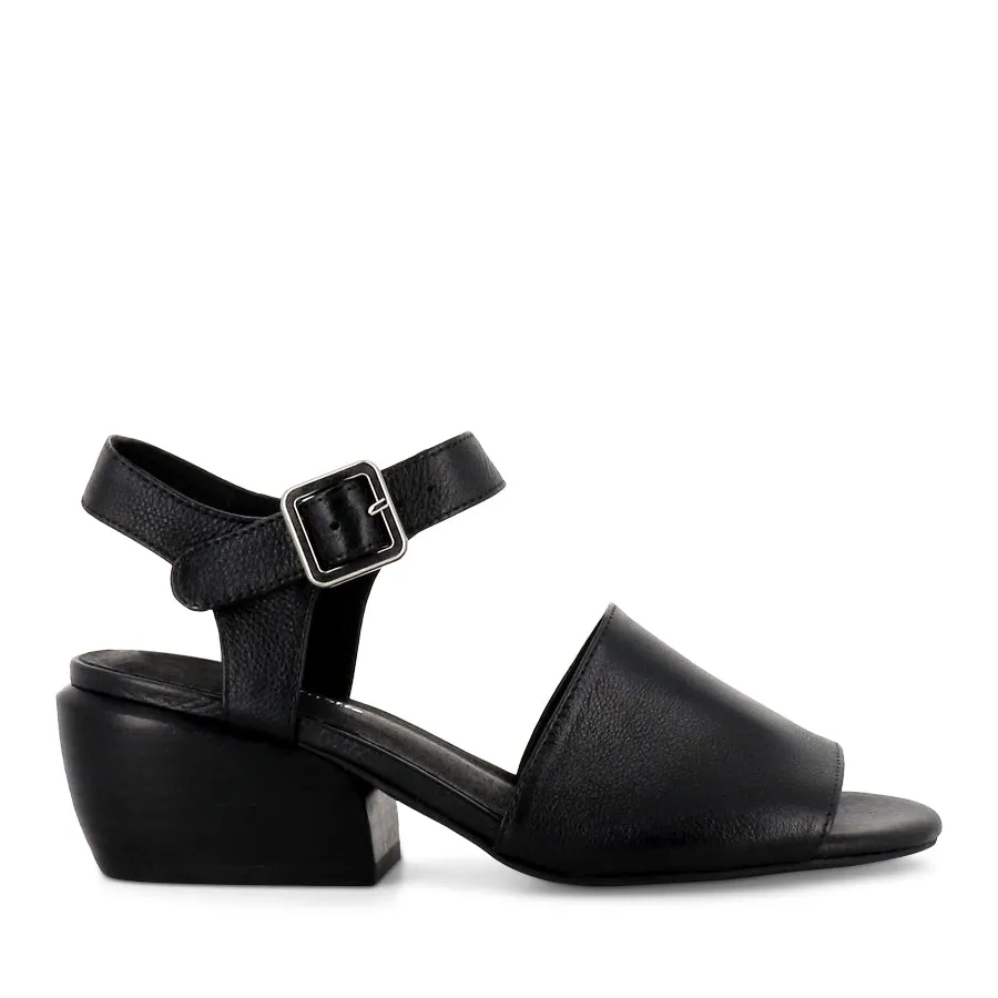 EMRIC - BLACK LEATHER Model Look Ship Glow