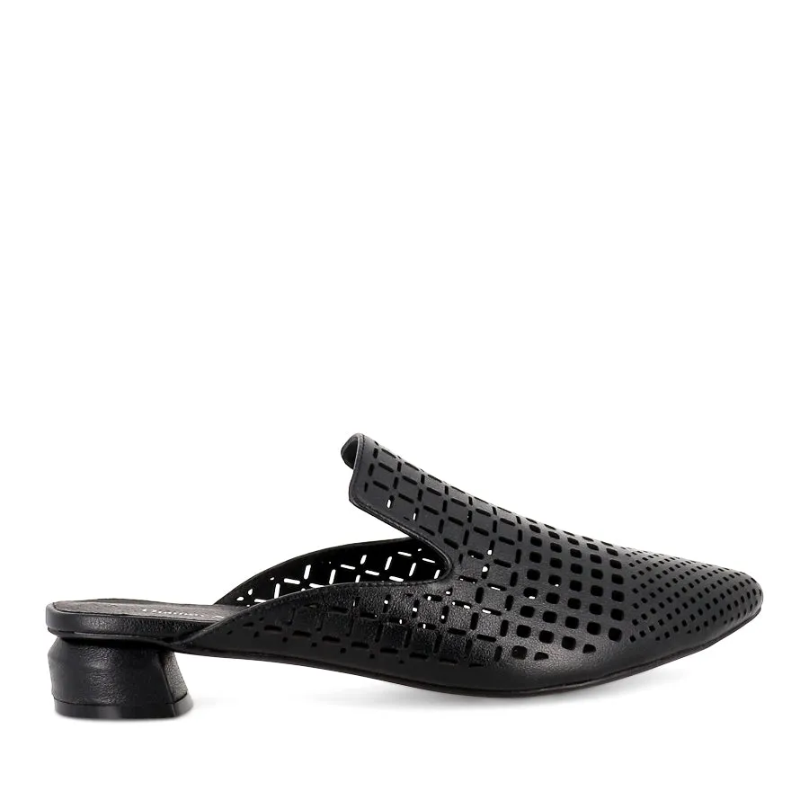 Dock Style urban scene FLAN - BLACK LEATHER