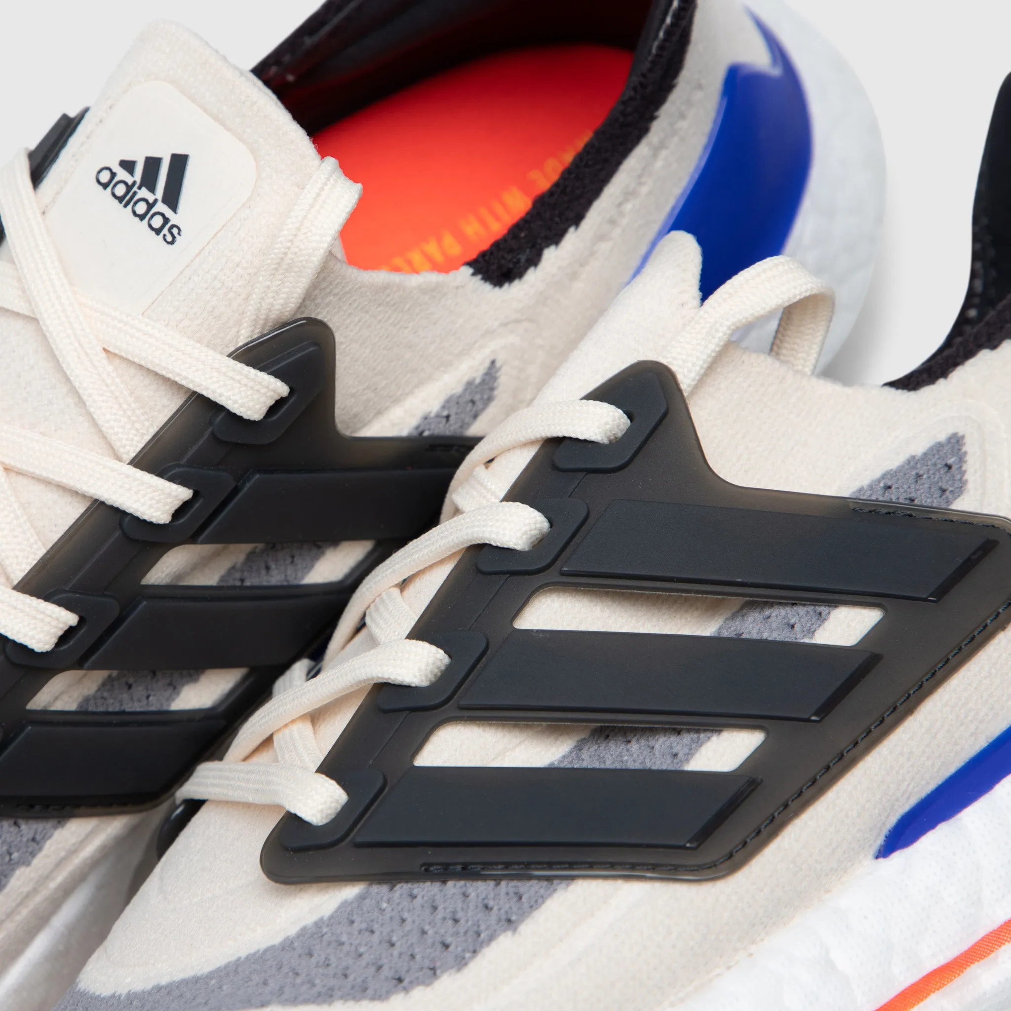 Balanced Support adidas Ultraboost 21 White / Carbon - Solar Red