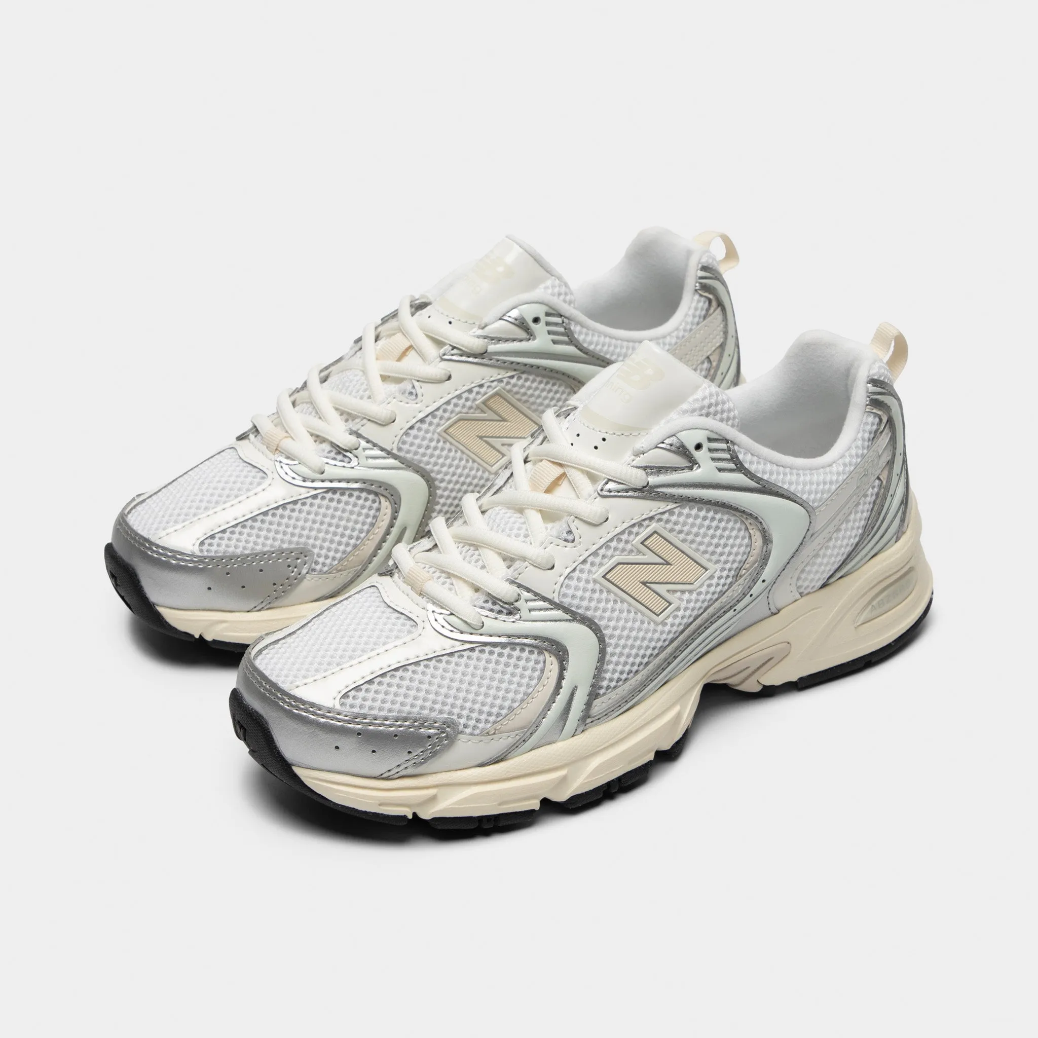 Training Mode Low Top Design New Balance 530 Silver Metallic / Linen