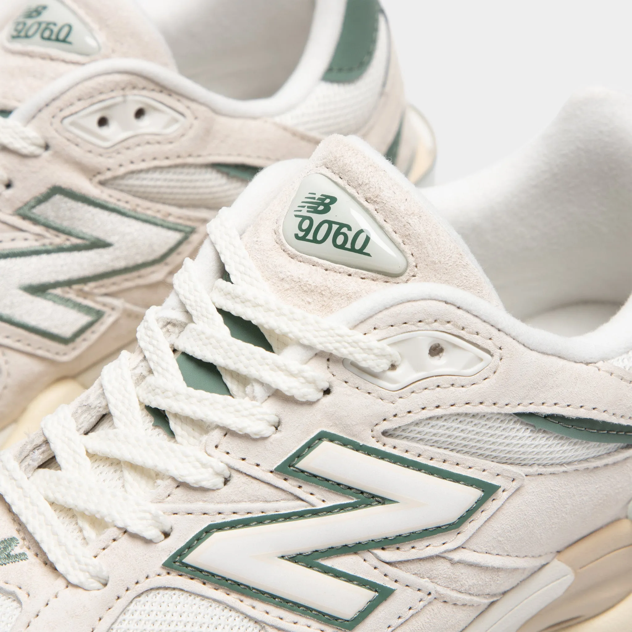 Comfort Zone New Balance 9060 Linen / Dark Juniper