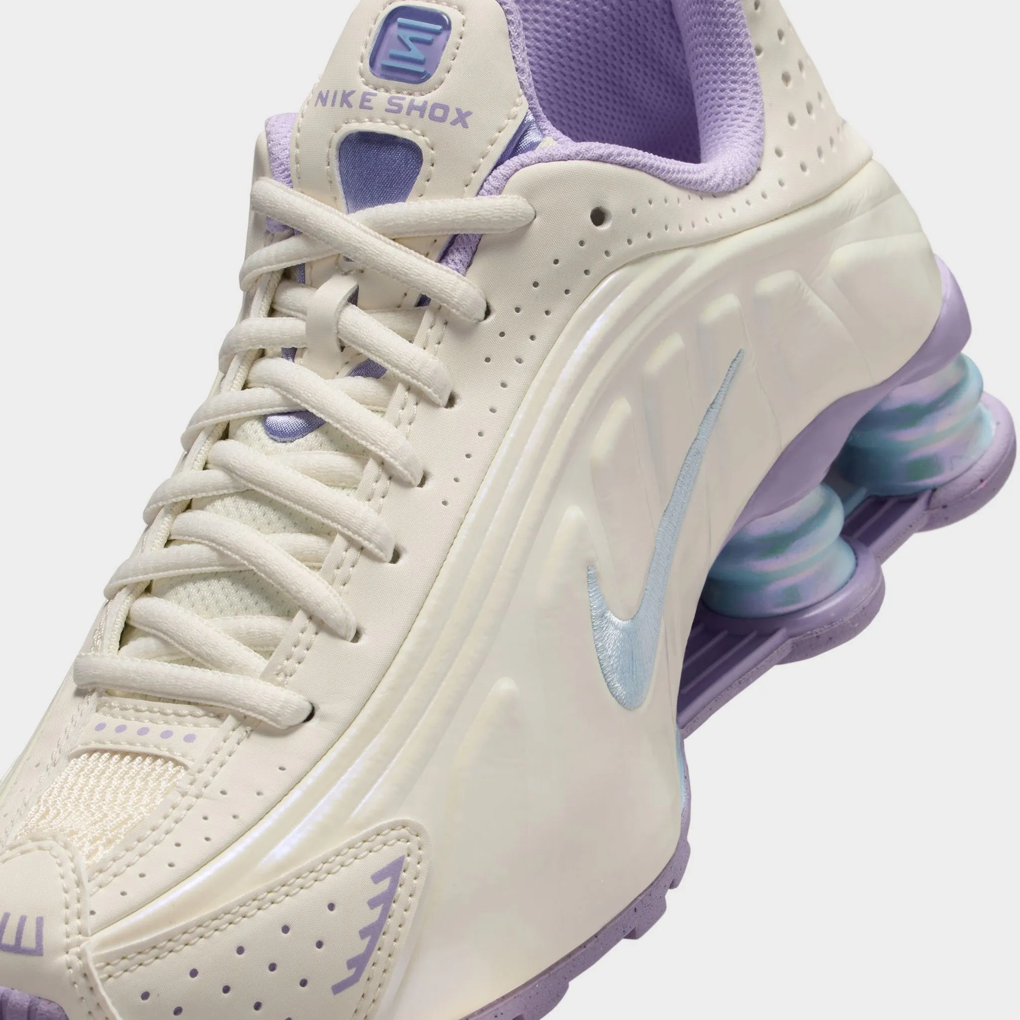 Retro-inspired silhouette Nike Shox R4 NA13 GS Soft Pearl / Celestine Blue - Hydrangeas