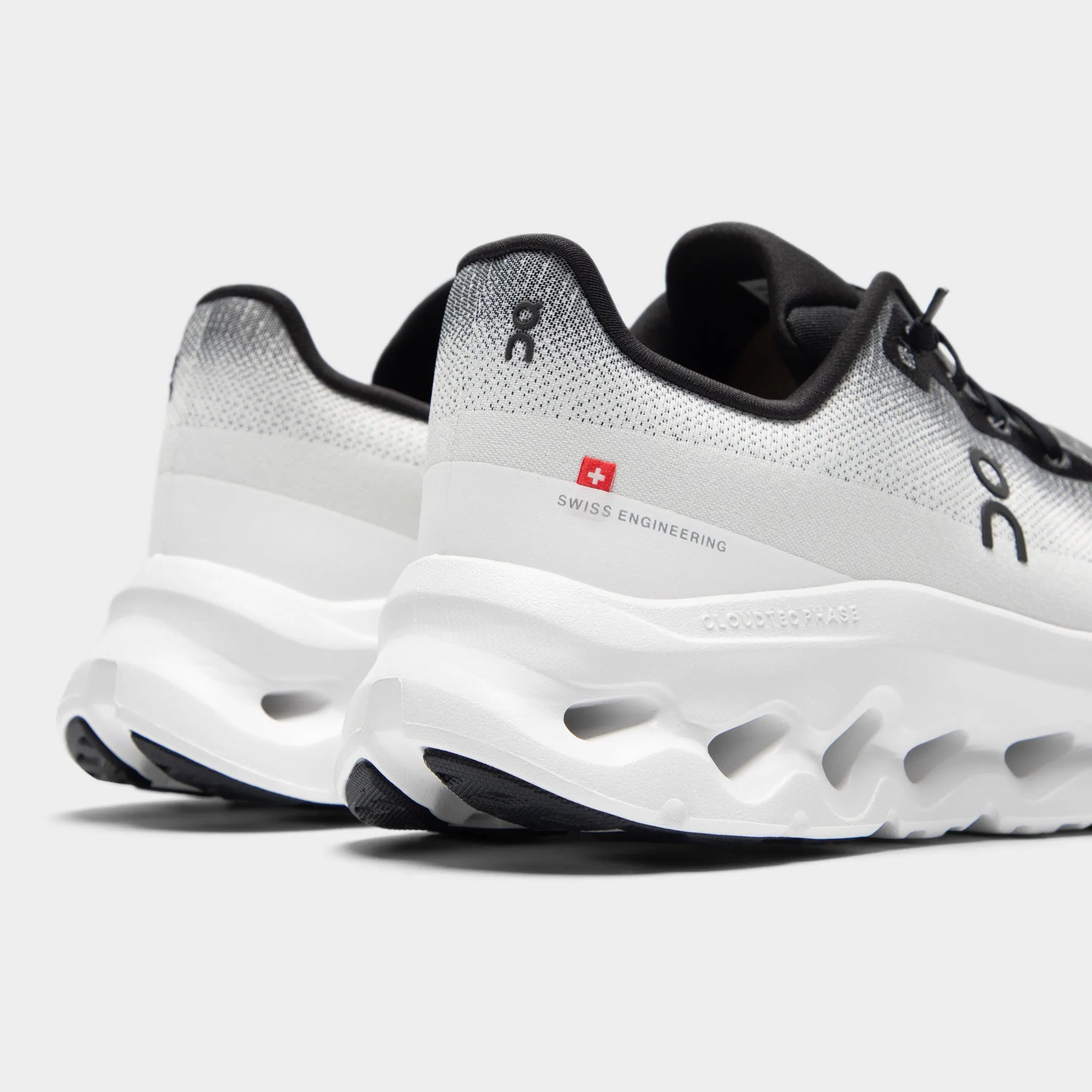 Cool Look On Cloudtilt Black / Ivory