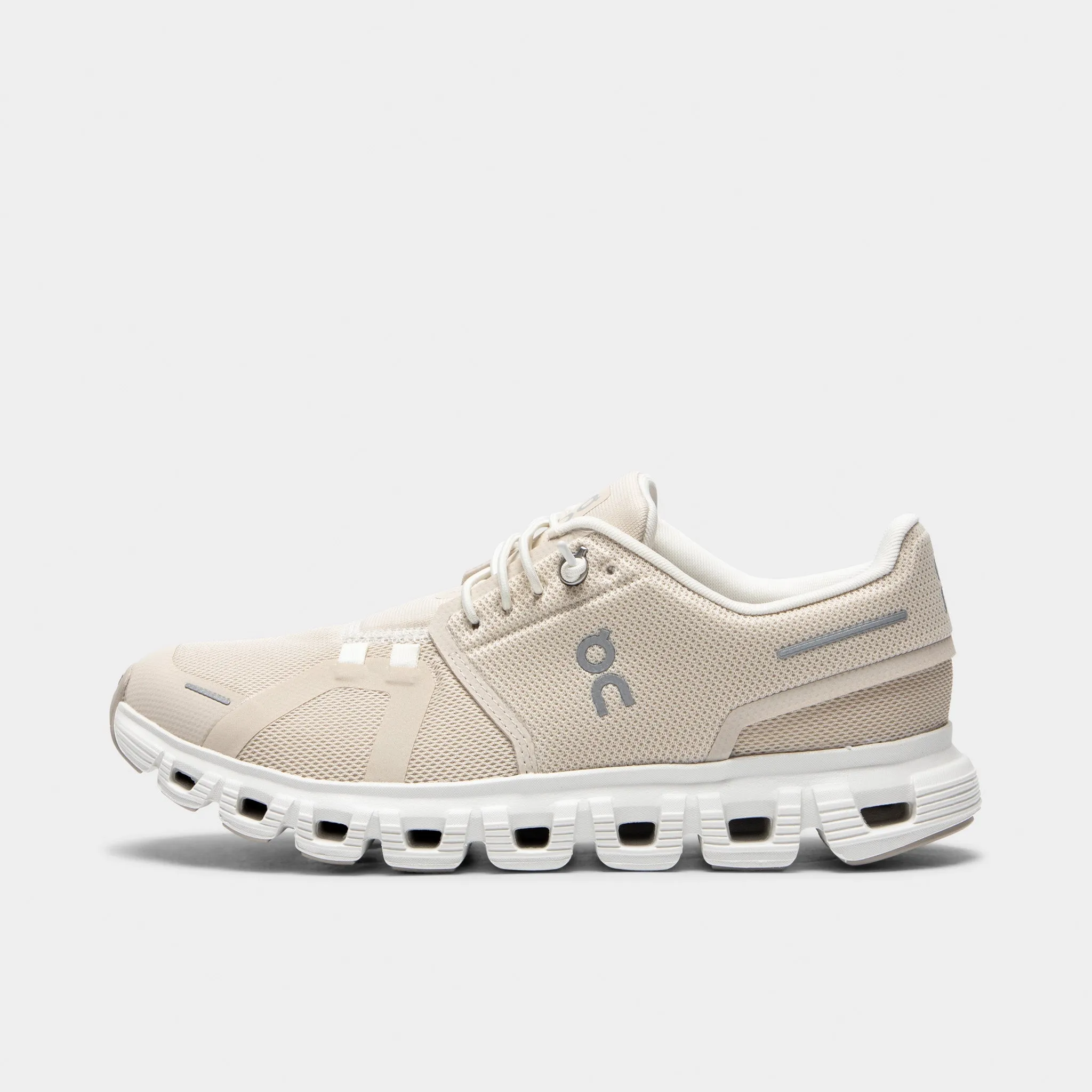 On Women's Cloud 6 Pearl / White Simple Outline Crisp Look