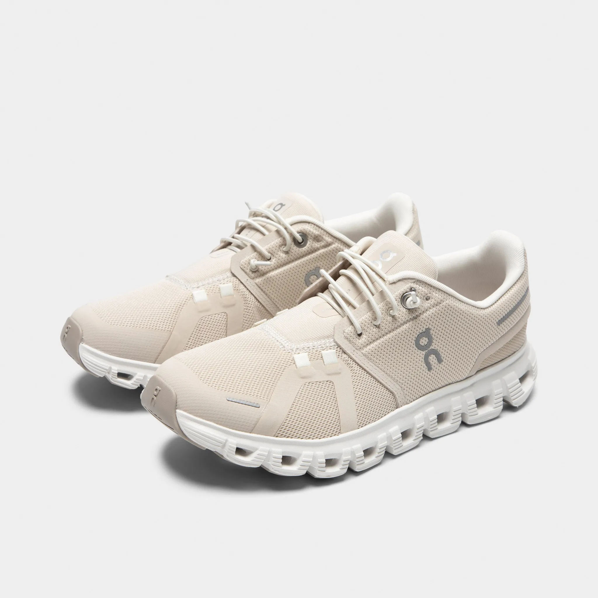 On Women's Cloud 6 Pearl / White Comfort Zone