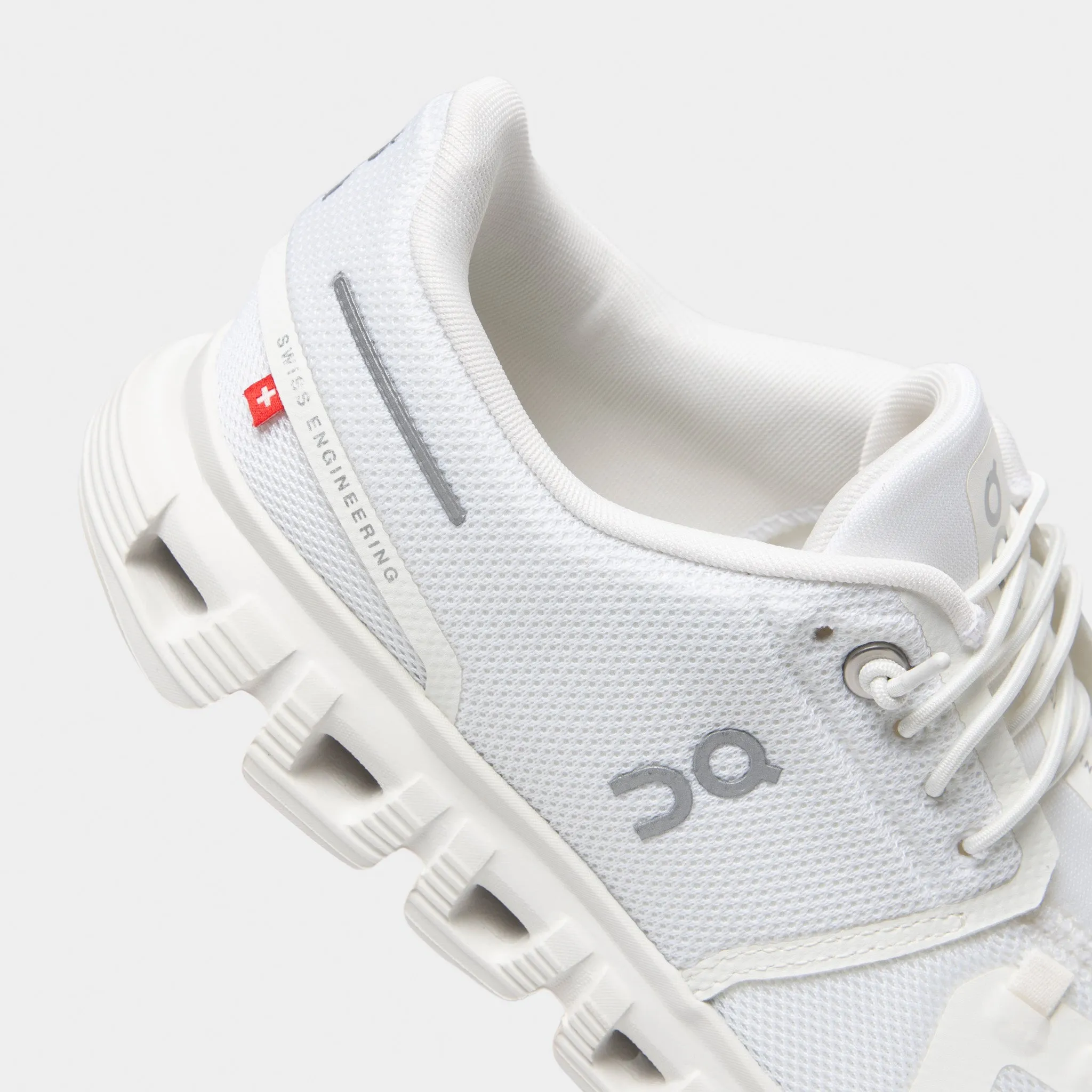 On Women's Cloud 6 White / White Dynamic Arch Cushion Split Toe Flex Zone
