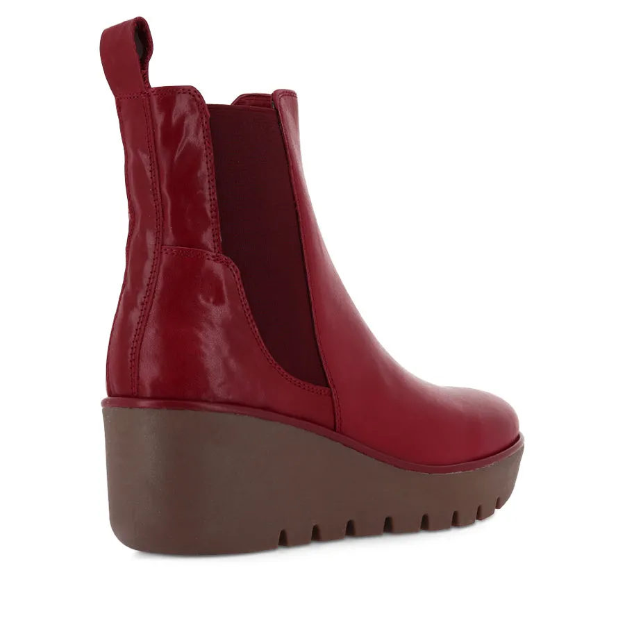 PROP - RED WRINKLE LEATHER Light Arch Buckle Detail