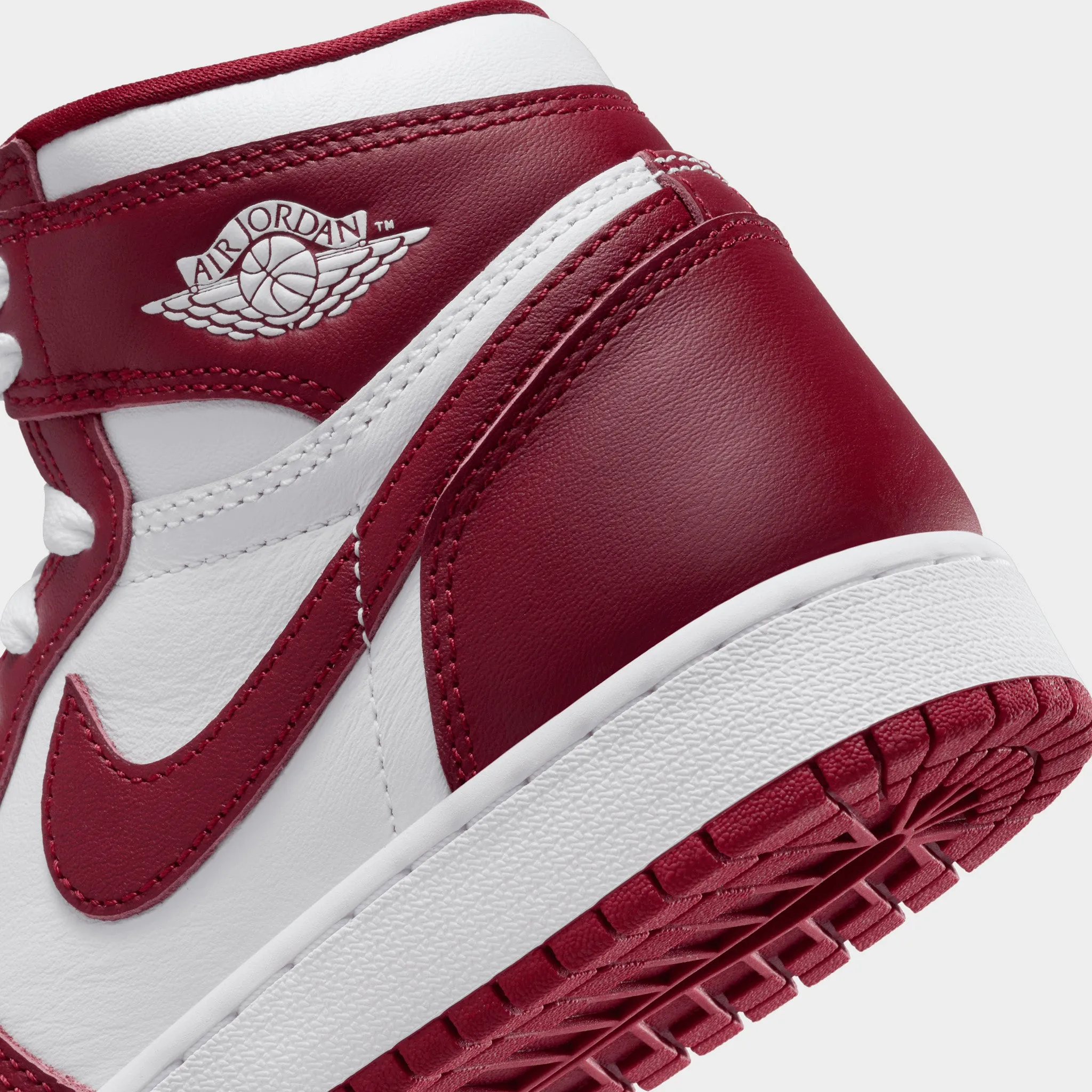 Versatile Style Jordan 1 Retro High OG GS White / Team Red