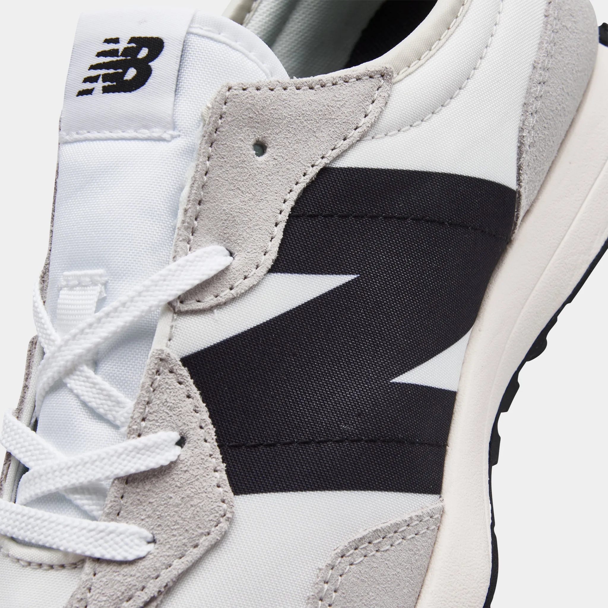 Grip Control Supportive Lining New Balance Juniors' GS327FE Silver Birch / Black