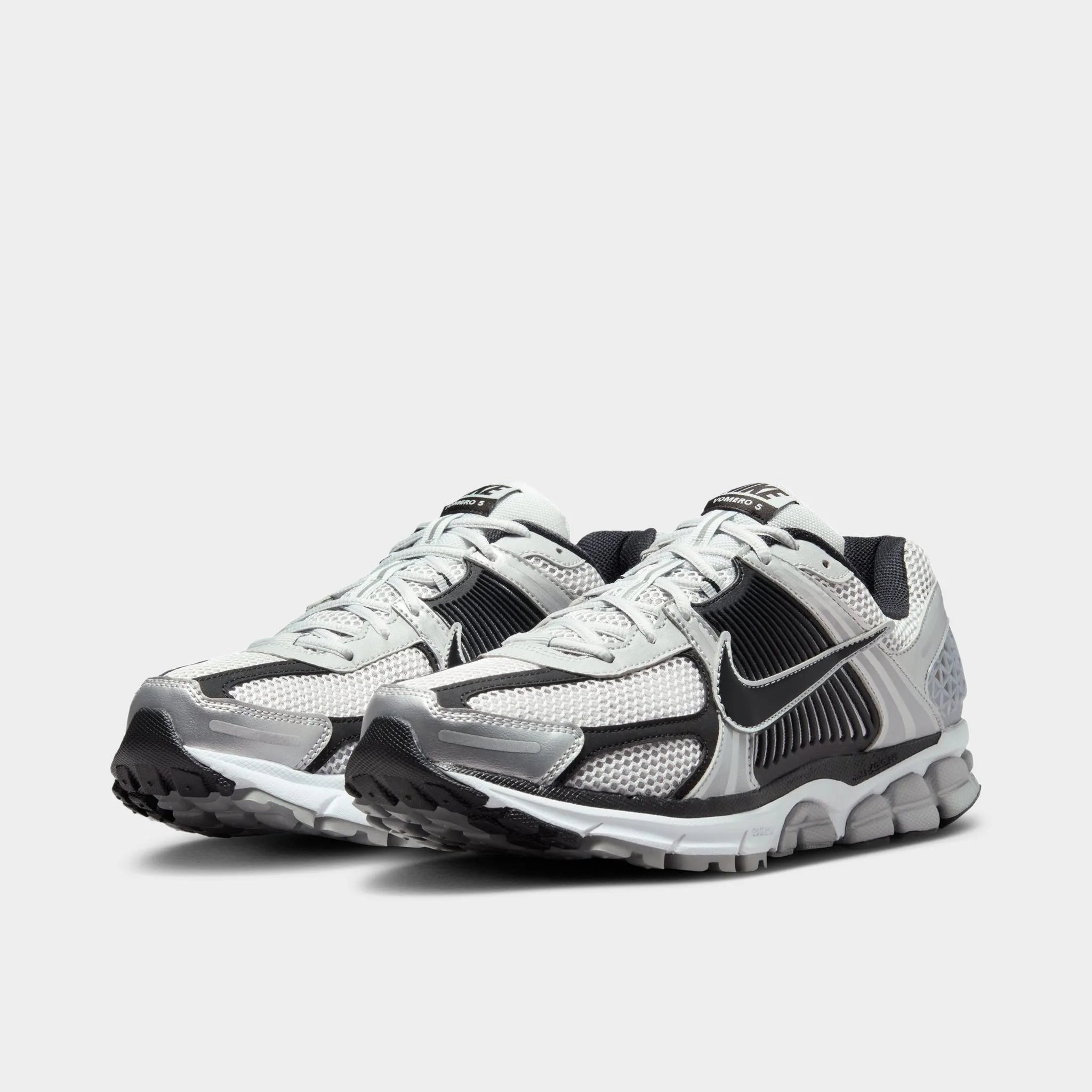 Active Look Reinforced Eyelets Design Nike Zoom Vomero 5 Metallic Silver / Black - Pure Platinum