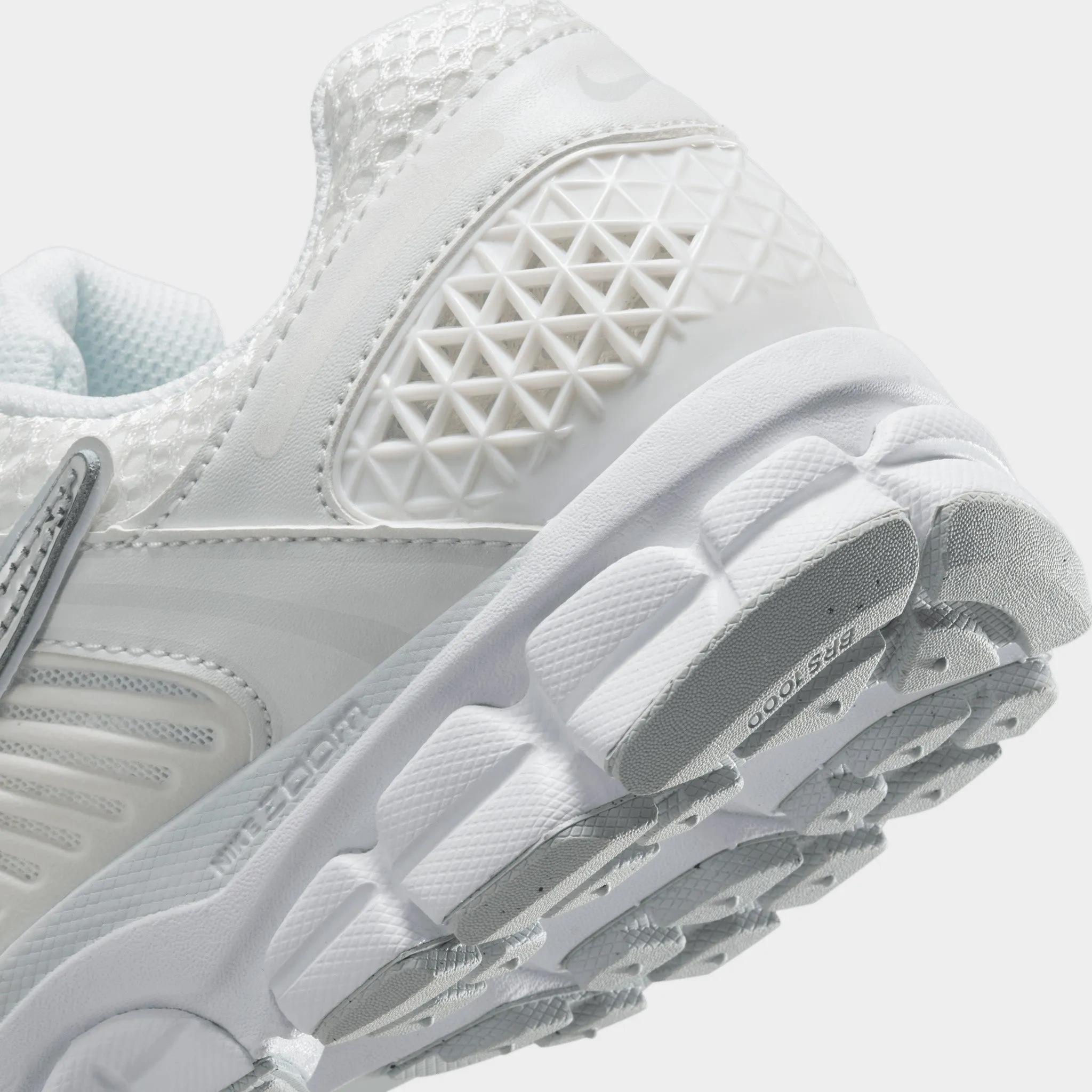 Nike Women's Zoom Vomero 5 White / Metallic Silver - Summit White Fresh Lining Supportive touch
