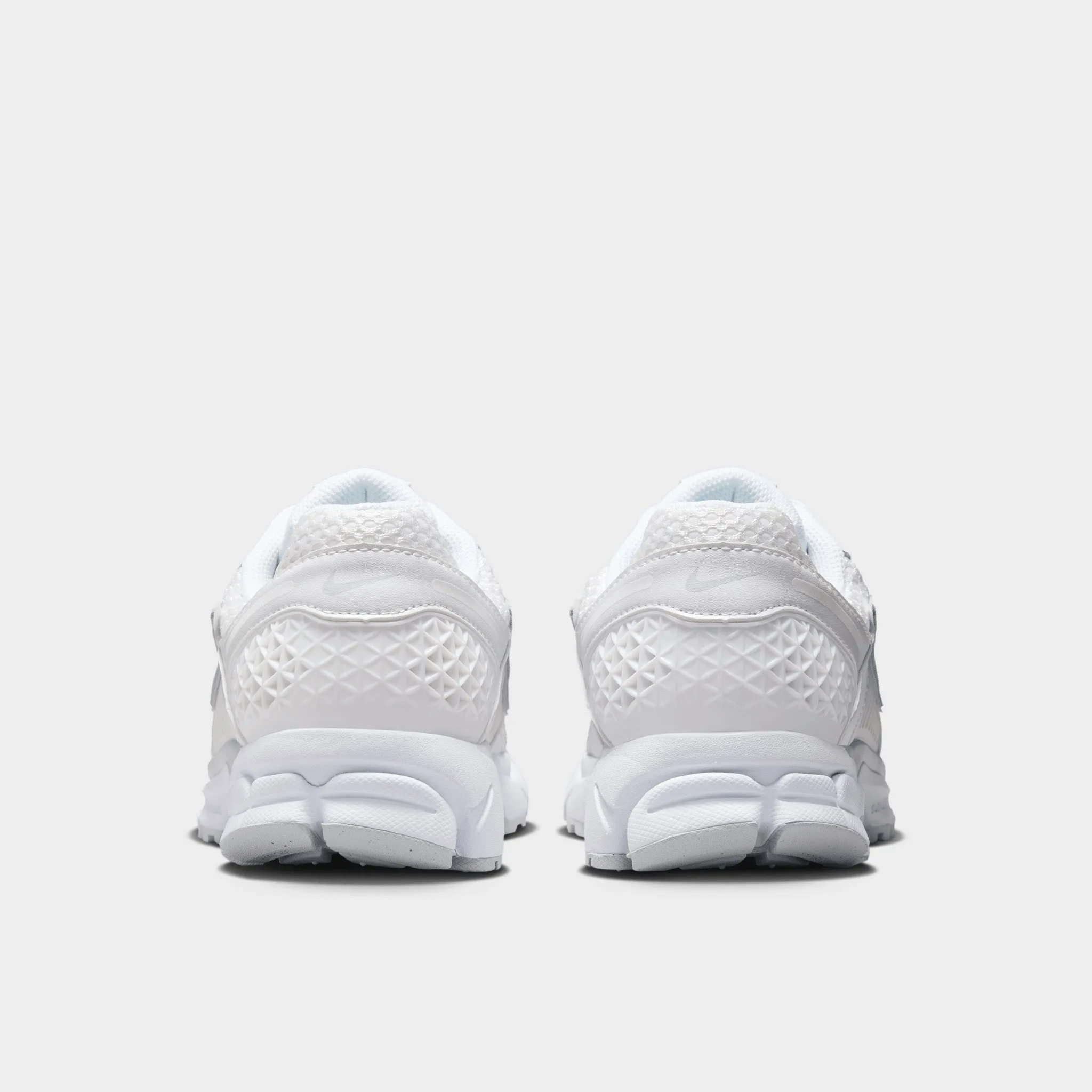 Retro-inspired silhouette Nike Women's Zoom Vomero 5 White / Metallic Silver - Summit White