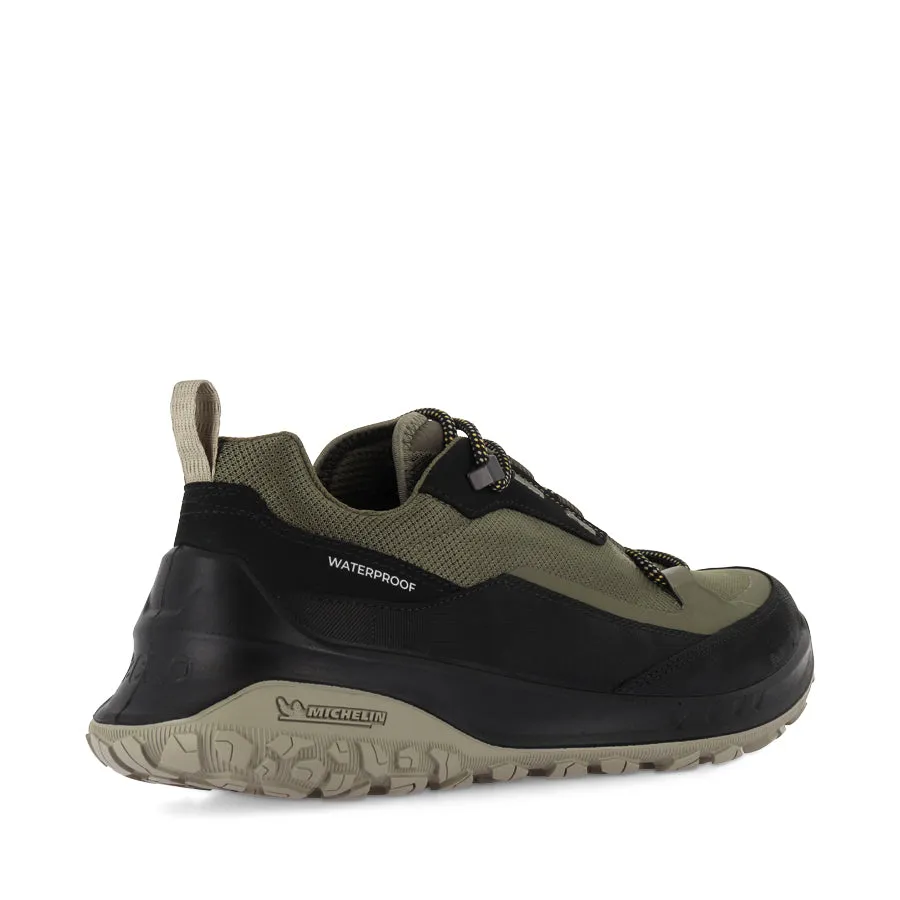 ULT-TRN LOW WP M 824254 - BLACK/TARMAC Balanced Cushioning Classic Style