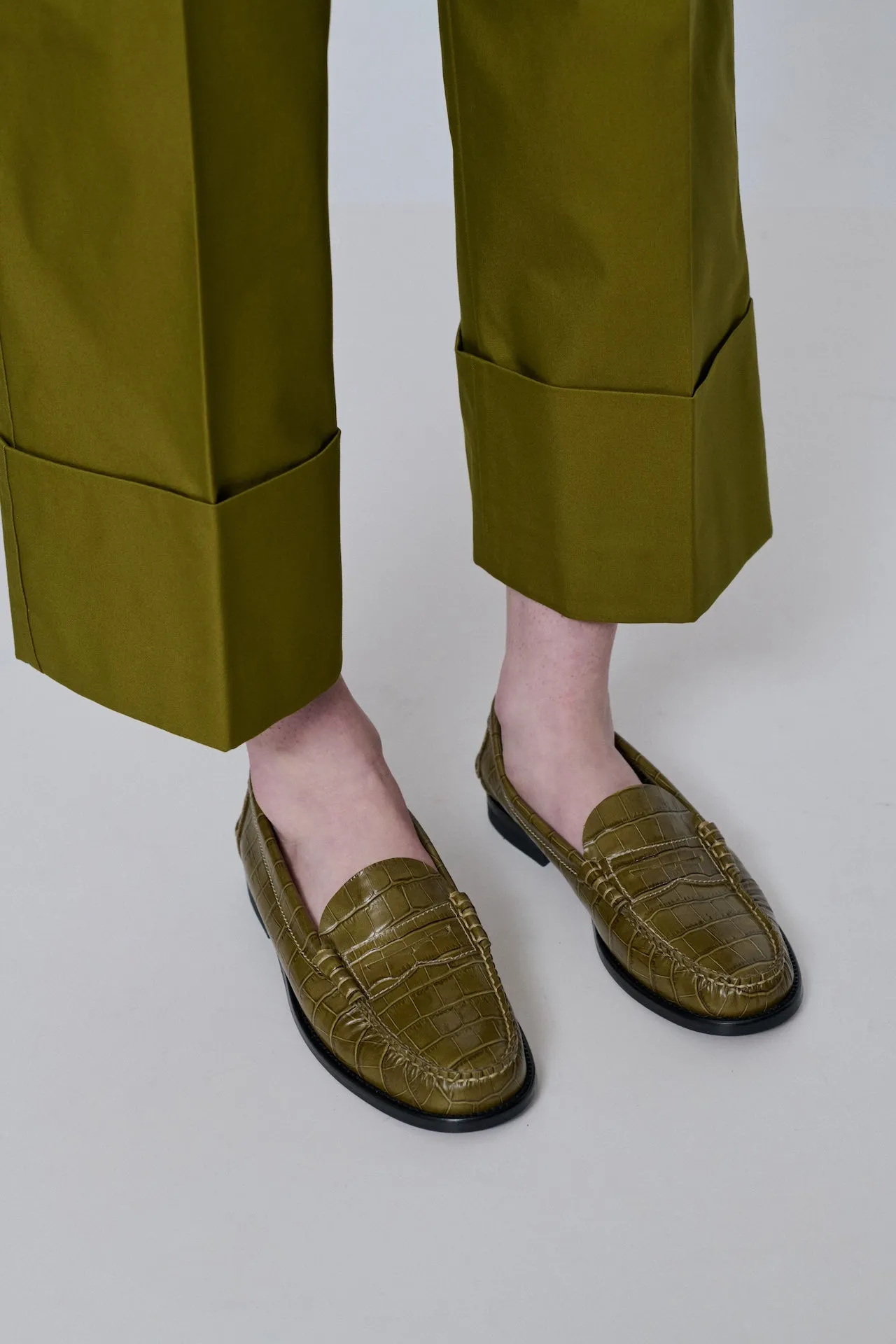 Cloud Dash Zoe Loafers in Croc-effect Olive Green Leather